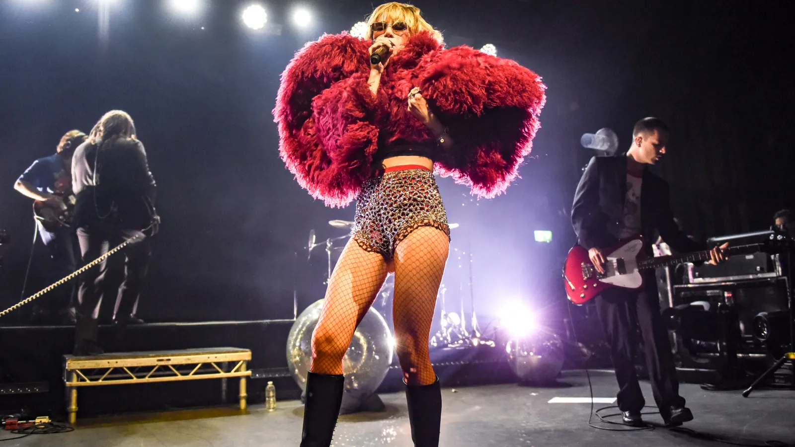 Suki Waterhouse live performance